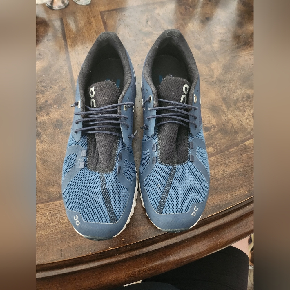 On Running Men's Cloud 5 sneakers size 8